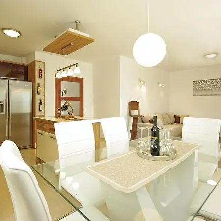 Three-bedroom In Σπίτι διακοπών Zagvozd