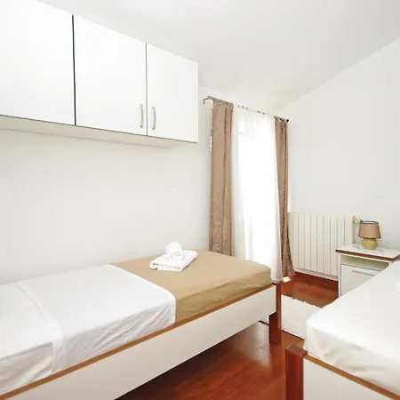 Three-bedroom In Σπίτι διακοπών Zagvozd