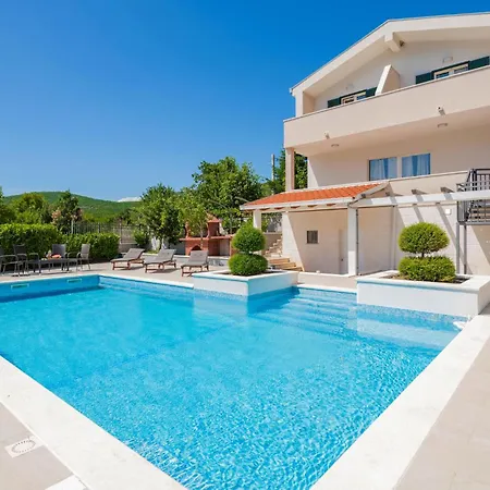 Σπίτι διακοπών Three-bedroom In *
