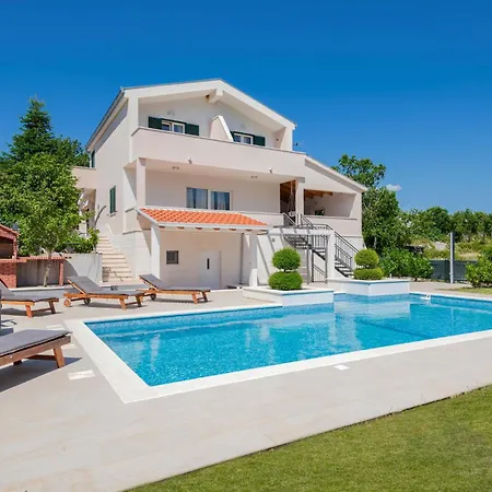 Three-bedroom In * Zagvozd